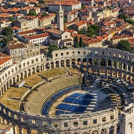 Apartment Arena Akvileja بولا المظهر الخارجي الصورة