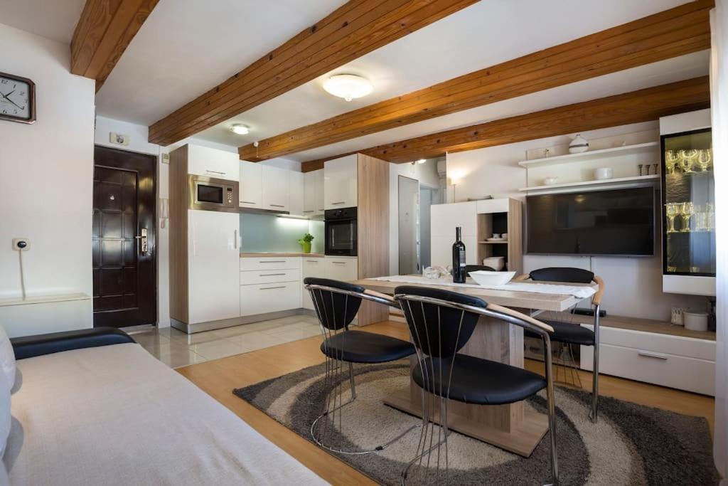 Apartment Arena Akvileja بولا المظهر الخارجي الصورة